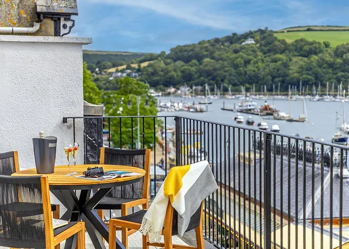 Harbourside 3 - Luxury Riverside Apartment