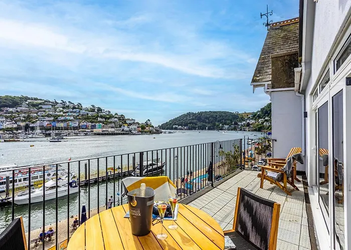 Harbourside 3 - Luxury Riverside Apartment
