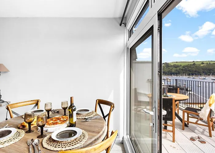 Harbourside 3 - Luxury Riverside Apartment